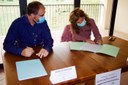 La alcaldesa de la localidad firmó ayer el documento que convierte al pueblo de Yuso y Suso en miembro del Corredor Biológico Mundial